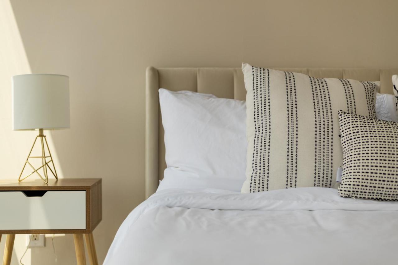 מיסיסאוגה Ultra Luxurious 2.5 Bedroom 2 Full Bathroom 1 Parking Condo Near Sq1 Striking Views מראה חיצוני תמונה