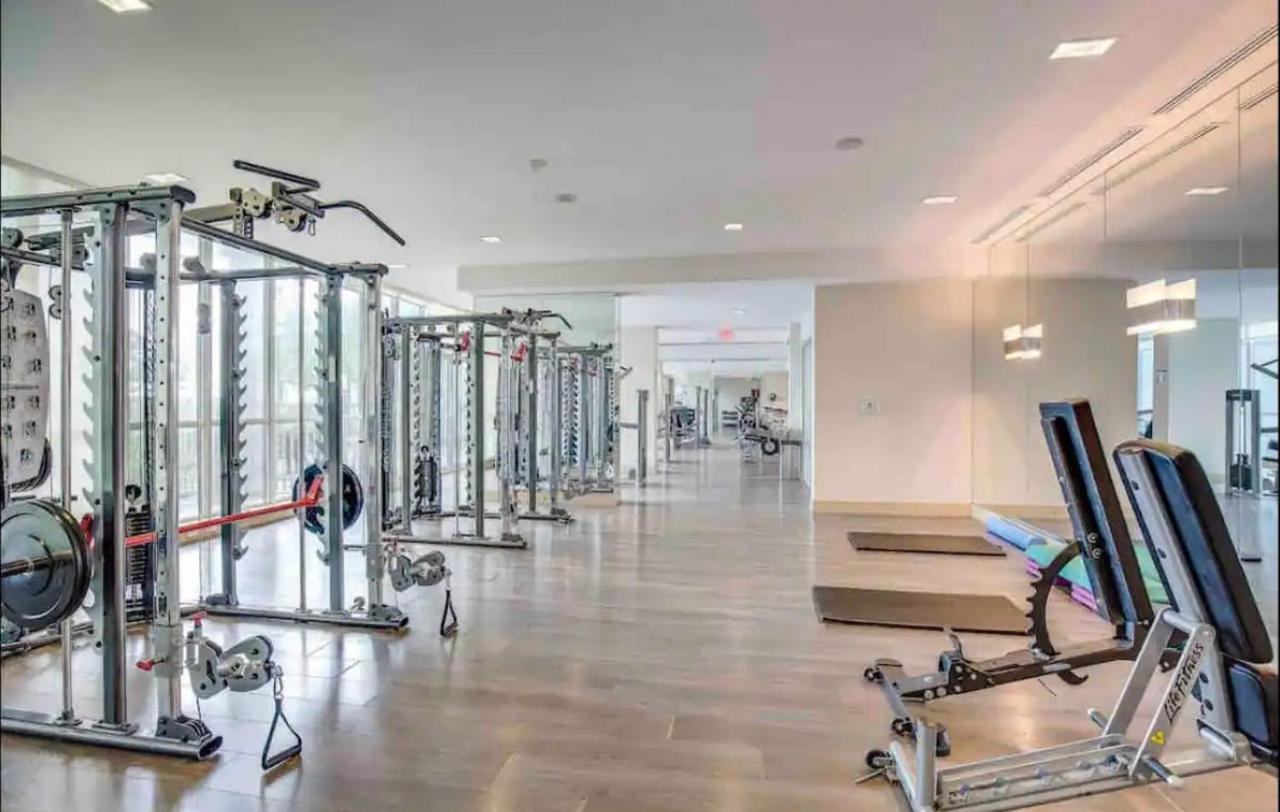 מיסיסאוגה Ultra Luxurious 2.5 Bedroom 2 Full Bathroom 1 Parking Condo Near Sq1 Striking Views מראה חיצוני תמונה